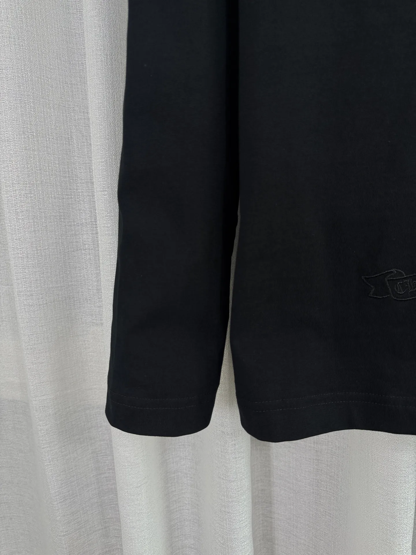 P260 top version, real shot without P, ​​different from market currency) 𝗖𝗵𝗿𝗼𝗺𝗲 𝗛𝗲𝗮𝗿𝘁𝘀/Cro Heart 2025 Autumn and Winter Pearl Compass Casual Long Sleeve 👑The highest version! Customized fabric 320g fabric! Pearl compass, genuine leather cut. Best-selling model at the counter. Very comfortable to wear. Accessories: original molded and authenticated collar label➕100% silk wash label. Genuine purchase-grade original hangtag➕matching hanging rope➕3D hanging beads➕original packaging bag. Craftsmanship: The original version has consistent wiring! The highest version of the armhole matching technique! Color: White Black Size: S M L XL Style No.: 5170